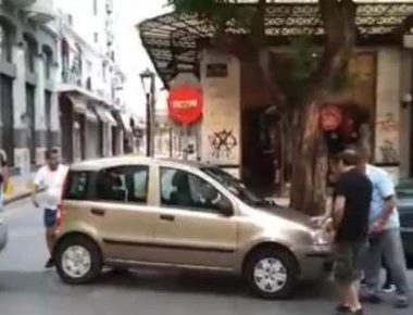 Θεσσαλονίκη: Οδηγός δεν έβαλε χειρόφρενο κι έκοψε την κυκλοφορία των οχημάτων (βίντεο)